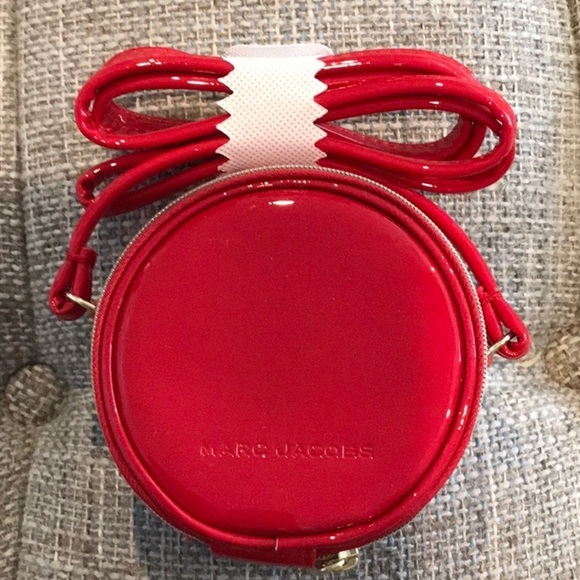 Marc Jacob Red Patent Leather Crossbody Mini Bag 4” Diameter w5pc Makeup Set NEW - Picture 3 of 5